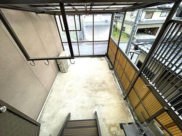 屋根付きのバルコニーです