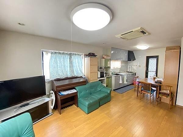床暖房付きなので冬でも足元ぽかぽか、自然と家族が集まる空間。