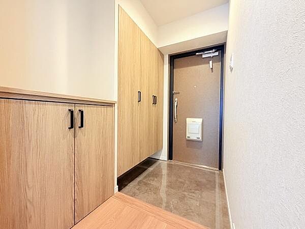 明るい玄関です。気持ちよくゲストをお出迎えできそうですね。