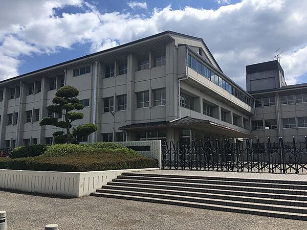 桜井市立桜井西小学校まで880m