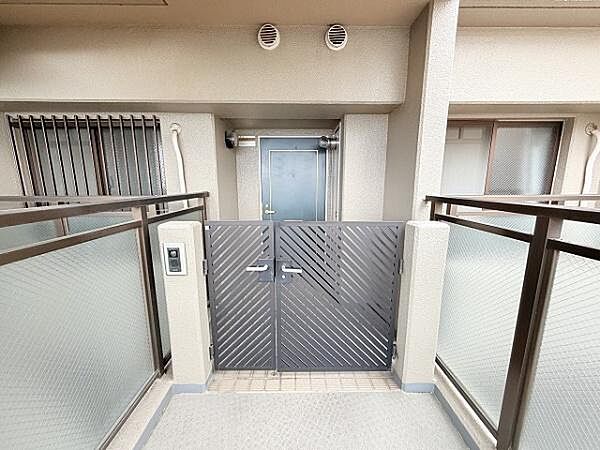 外からの玄関ドア
