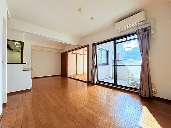 LDK15帖・一日の中で多くの時間を過ごすことになるリビングダイニング、家族との大切な時間を過ごせます。爽やかな通風と採光を存分に感じる事が出来る空間です。