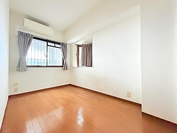 子供部屋・約4帖。学習机を置いて、勉強に集中できそうなお部屋。