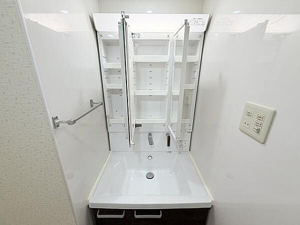 嬉しい3面鏡化粧台です。鏡の裏が収納スペースになっており小型のドライヤーや化粧品等、収納力もたっぷりございます。