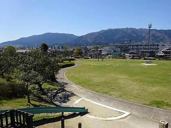 御所中央公園まで929m