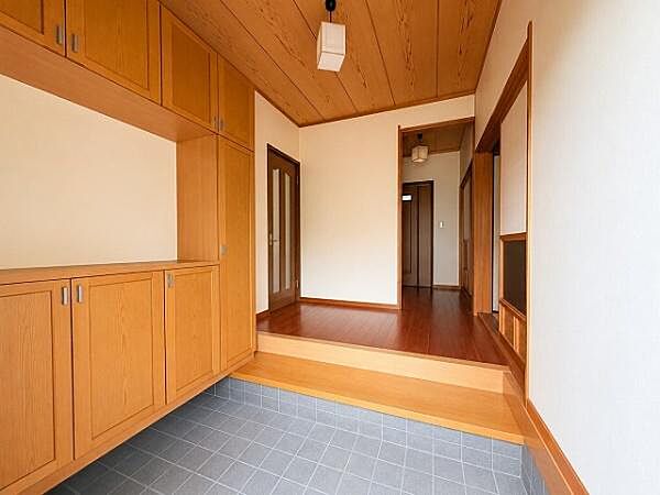 ＡＩによりお荷物消去加工をしています。　明るく広い玄関です。気持ちよくゲストをお出迎えできそうですね。