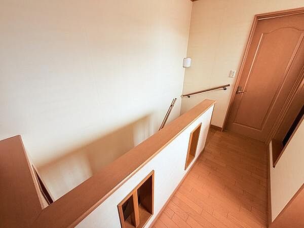階段　手すり付きで安全