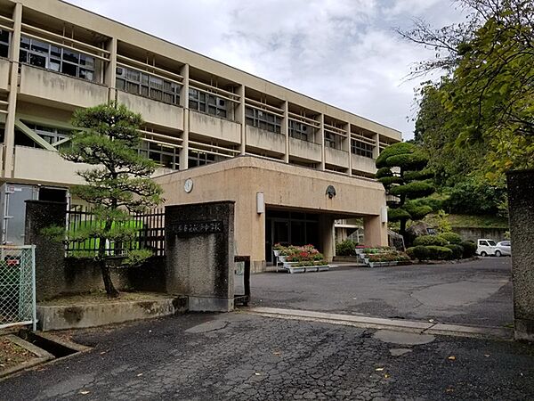 橿原市立畝傍中学校まで780m