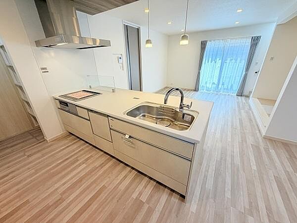 人気の対面式カウンターキッチン。ご家族やお客様と会話を楽しみながらお料理ができます。リビングで遊ぶお子様にも目が届き安心です。