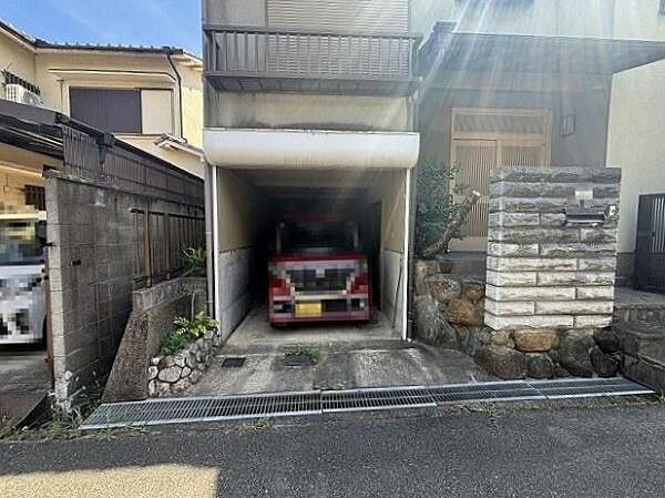 車庫スペース1台分あり