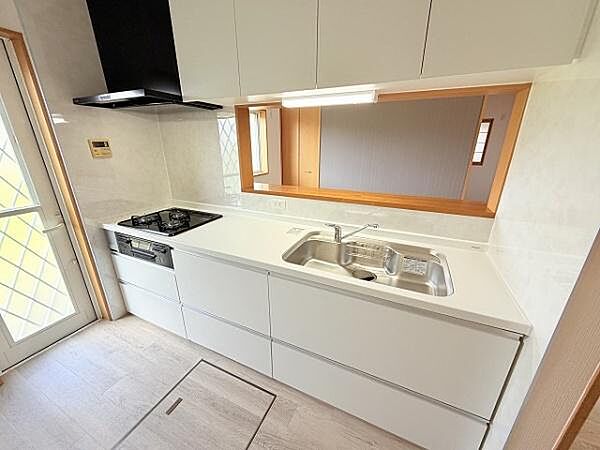 人気の対面式カウンターキッチン。ご家族やお客様と会話を楽しみながらお料理ができます。リビングで遊ぶお子様にも目が届き安心です。