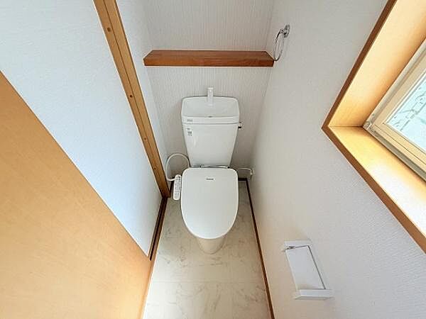 1階トイレ　窓があり明るく通気できますね