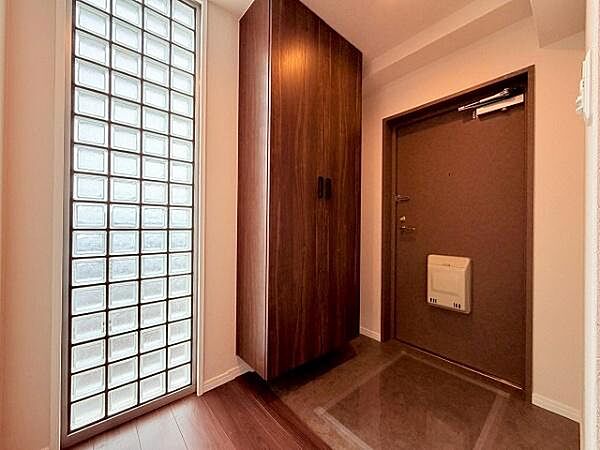 玄関・シューズボックス付きで玄関周りもすっきり収納。気持ちよくゲストをお出迎えできそうですね。