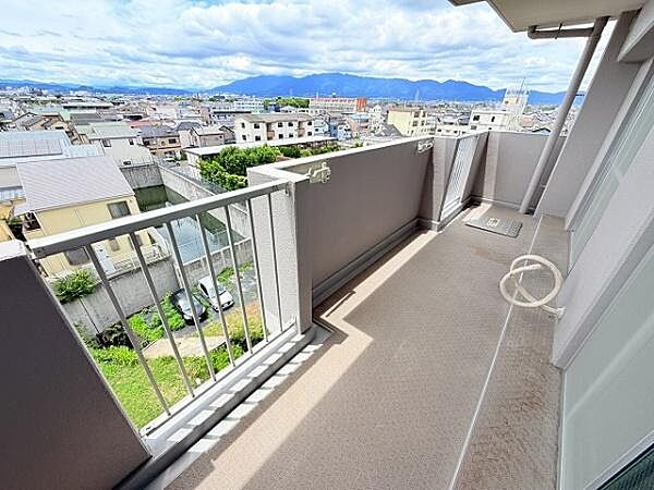 南向きの日当たりのいい広々としたバルコニー。お布団やシーツなども干しやすそうです。
