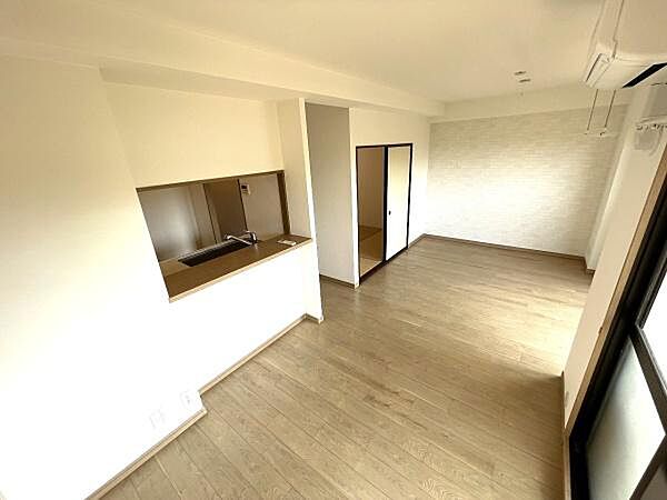 LDK約13.7帖・一日の中で多くの時間を過ごすことになるリビングダイニング、家族との大切な時間を過ごせます。爽やかな通風と採光を存分に感じる事が出来る空間です。