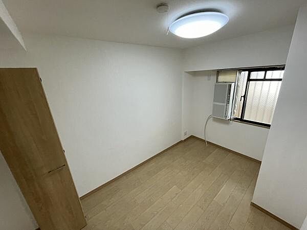 子供部屋・4.8帖。学習机を置いて、勉強に集中できそうなお部屋。