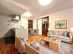 ロイヤルシーズン新宿柏木 2LDKのリビング/ダイニング