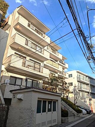 マンションの外...