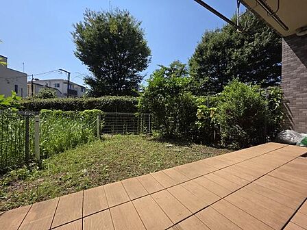 専用庭・テラス付き 採光と開放感の感じられる専用庭。大きな布団を天日干しできるなど暮らしの実用面でも重宝する空間です