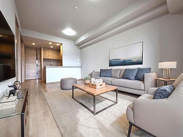 家具イメージ：広々とした約13.9帖のLDK。東向きバルコニーに面して明るい自然光がリビング全体に射し込みます。白を基調とした色味の家具合わせしやすい内装。エアコン・床暖房付で快適に過ごせます♪