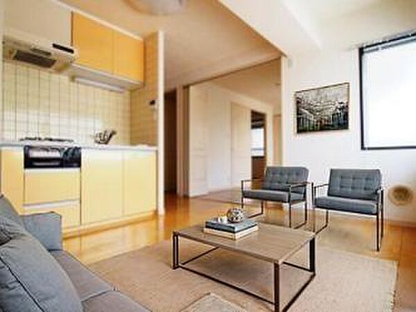家具イメージ：開口部広く、陽当たり・通風良好な約8.1帖のダイニングキッチン。ナチュラルな色味の明るく綺麗な内装。隣接する洋室の間仕切り扉を開けると開放感があります。