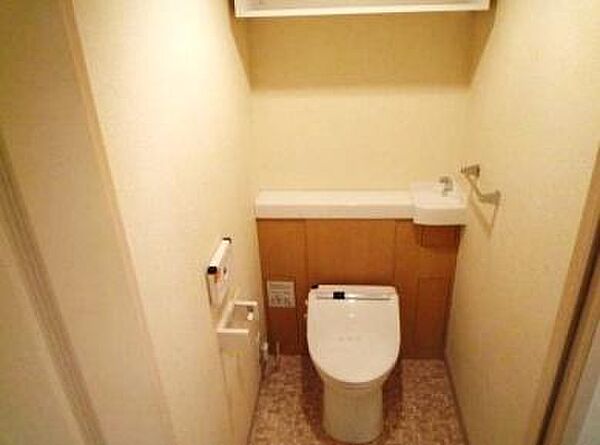 広々としたトイレルーム。スタイリッシュなタンクレストイレで、すっきりと使いやすくお掃除しやすい快適なトイレ空間。温水洗浄便座付！