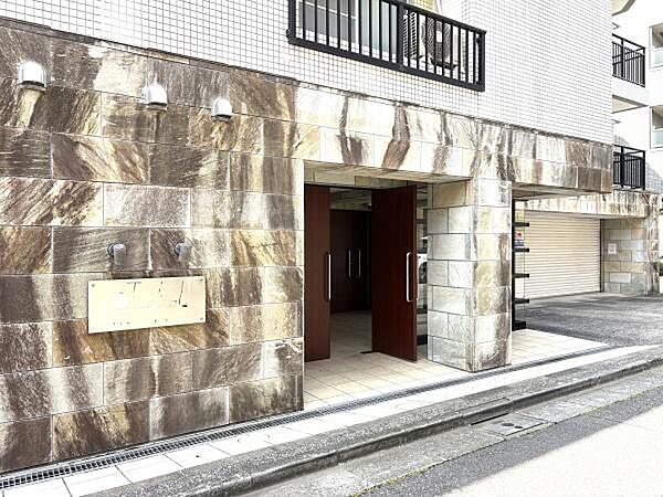 高級感ある外壁タイル貼りで、洗練された上質な雰囲気のエントランス。東急コミュニティ管理で管理体制◎
