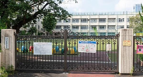 渋谷区立富谷小学校まで578m