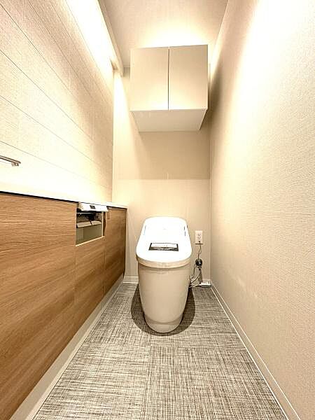 ゆとりある広さのトイレルーム。スタイリッシュなタンクレストイレで、すっきりと使いやすくお掃除しやすい快適なトイレ空間。温水洗浄便座・手洗い場付！