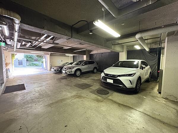 平置き駐車場となっており、中はとても広いです！レクサスLS駐車可