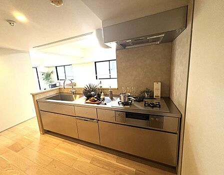スタイリッシュなデザインの対面式キッチン。広々と使用でき、家事効率UP!3口コンロ・グリル・食洗機付で使い勝手◎たっぷりのキッチン収納付!