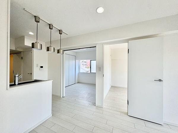 全居室白を基調としているため、お部屋を明るく広く見せます。