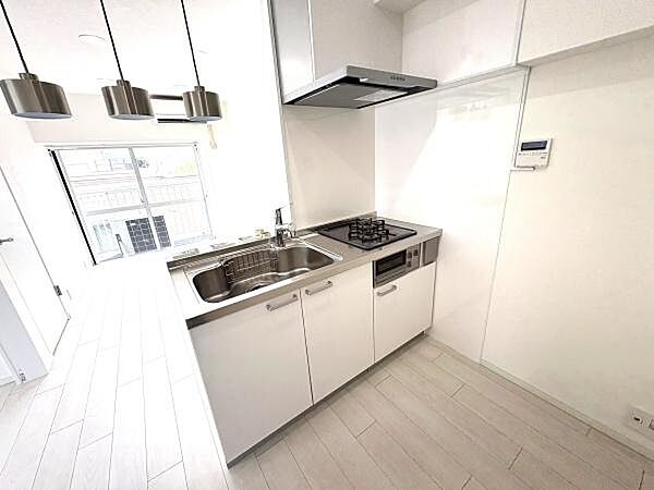 お料理しながら会話を楽しめる、対面式キッチン。2口コンロ＆グリル付で使い勝手◎十分な収納付で、キッチンまわりを綺麗に使用できます。