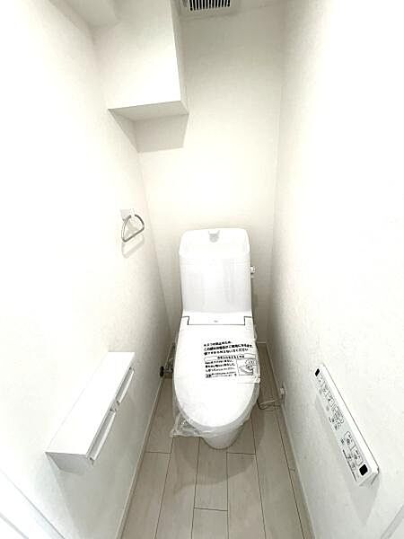 ゆとりある広さのトイレルーム。すっきりと使いやすくお掃除しやすい快適なトイレ空間。温水洗浄便座付！