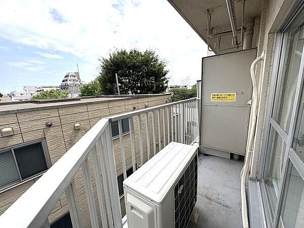 南東向きで彩光良好なバルコニー。緑と調和する街並みが望めます。