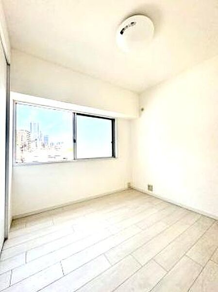 南東向きに窓があり、彩光・通風良好な約4帖の洋室。