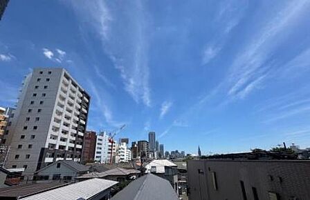 東側は新宿方面を一望する開放的な眺望♪