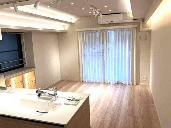 約11.8LDK　南向きバルコニーから採光のあるリビング　角住戸につき開口部が多く通気性も◎　2025年室内リノベーション済み