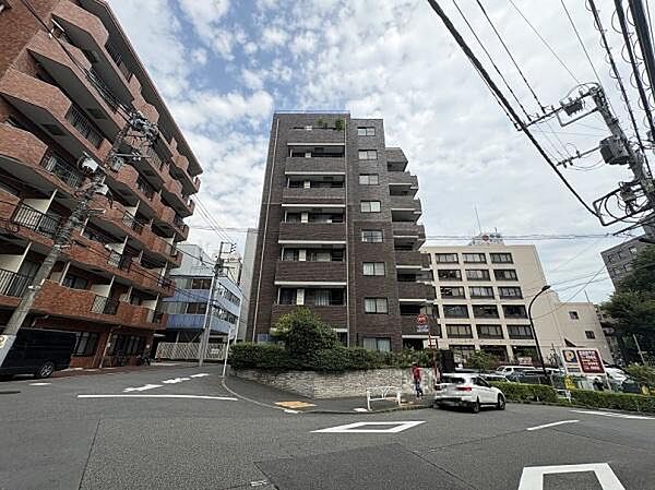 3方を道路に囲まれた独立性の高い立地