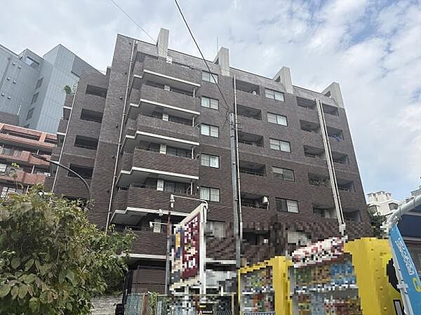 1999年築　落着いた外装のマンションです