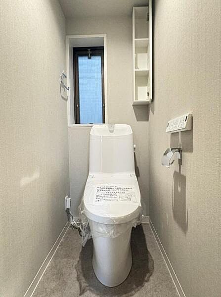 ゆとりある広さのトイレルーム。すっきりと使いやすくお掃除しやすい快適なトイレ空間。温水洗浄便座付！
