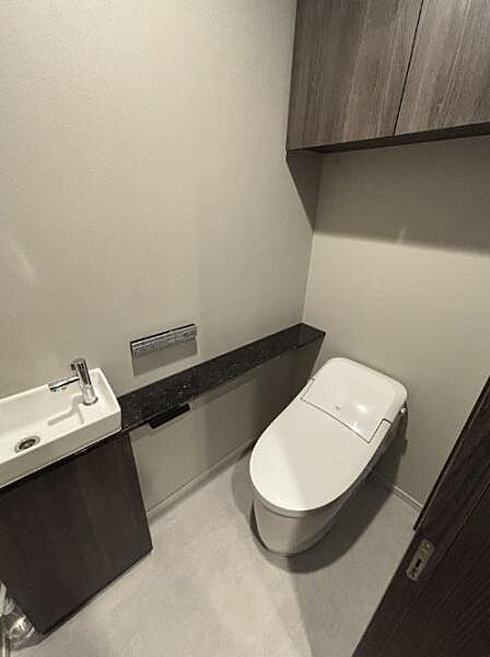 広々としたトイレルーム。スタイリッシュなタンクレストイレで、すっきりと使いやすくお掃除しやすい快適なトイレ空間。手洗い場＆温水洗浄便座付！