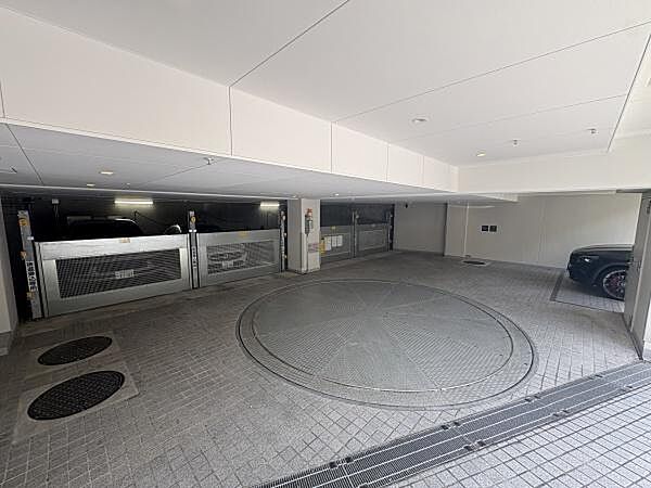 広々とした駐車場：空要確認