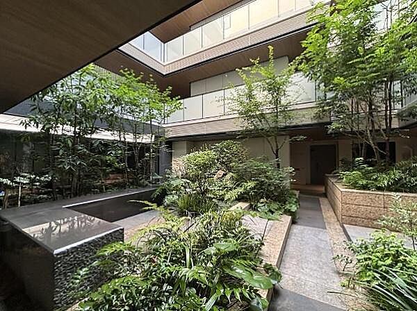豊かな植栽が住まう人を癒し、ほっと一息つける憩いの空間です。