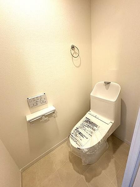 ゆとりある広さのトイレルーム。すっきりと使いやすくお掃除しやすい快適なトイレ空間。収納充実!温水洗浄便座付!
