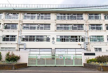 世田谷区立上祖師谷中学校まで521m
