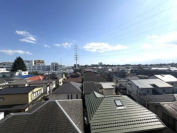 最上階5階部分ならではの、開放感ある一面に広がる空と綺麗な街並みの眺望！