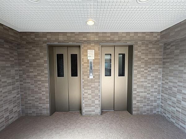 エレベーター2基あり　朝の混み合う時間も移動がスムーズです。