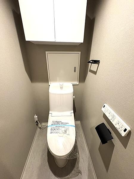 ゆとりある広さのトイレルーム。すっきりと使いやすくお掃除しやすい快適なトイレ空間。収納完備！温水洗浄便座付！