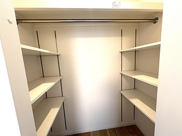 大容量のWIC。可動式棚付で綺麗に整理できます。